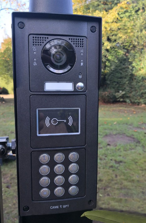 Visitor access unit with camera, tag reader and keypad